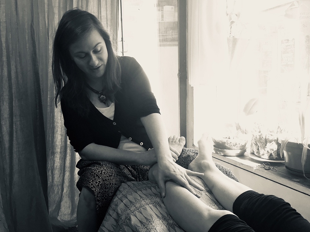 Photo d'une pression-étirement mollet réalisée pour un massage plantaire à NuadSen, centre de massage thaï traditionnel Nuad Boran à Marseille